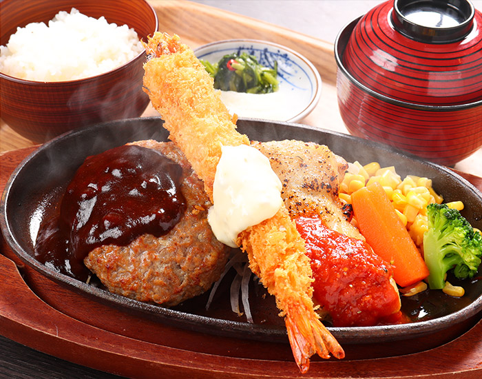 ハンバーグとエビフライとチキンステーキがセットになったトリプルコンボ定食